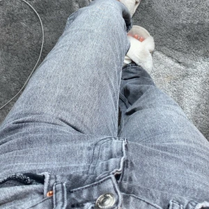 Raka gråa jeans  - Raka gråa jeans ifrån Gina tricot,super sköna och fina. Andvänds fåtal gånger. 