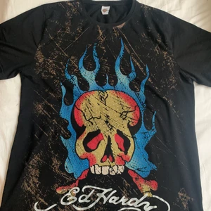 ed hardy t shirt  - snygg ed hardy t shirt, men två små hål går att sy ihop. (använd en gång men köpt på marketplace) därav priset❤️, liten i storleken skulle säga att de är en M. priset kan diskuteras vid snabb affär. priset inkluderar inte frakt TRYCK INTE PÅ KÖP NU