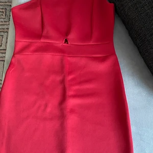 Säljer denna klänning  - Säljer denna klänning den är i nyskick och använt det bara en gång och säljer den för den är inte till användning längre✨ Fler bilder skicka privat✨