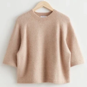 stickad tshirt - säljer denna jättefina och populära tröjan från & other stories❤️ säljer för den inte används❤️ använd ca 1 gång dvs väldigt bra skick❤️ säljer för 200kr + frakt (varierar)❤️ kom dm vid intresse❤️