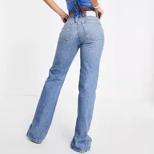 nästan helt nya jeans ifrån pull and bear, använda max 3 gånger! avklippta nertill så man kan klippa dom efter sin längd! passar någon som är max 180