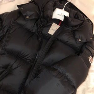 Moncler Jacka!!! - Nu är det nämligen så att jag har bestämt mig för att sälja min dunder snygga moncler jacka!! Den är svart, och storlek 2 moncler vilket motsvarar en storlek M. Pris kan diskuteras❗️säljer för 7500 startpris, Jag köpte för 13200kr.
