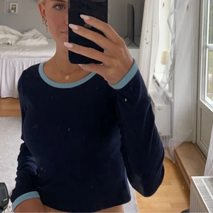 Marinblå tröja  - Super fin marinblå tröja med ljusa detaljer. Helt nyskick