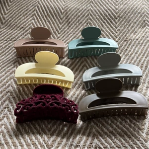 Hårklämmor - Alla är oanvända för utom den röda som är sparsamt använd. 1 för 15 eller alla för 80   ❗️leverans sättet nedan stämmer ej❗️ ❗️Tryck ej på köp nu❗️