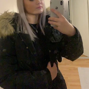 Vinterjacka - Säljer min Roco Baroco jacka, använd 1 vinter och fortfarande i fint skick, jackan är i strl 38 och finns med 2 pälsar, båda kommer att skickas med, en vanlig och en svart. Priset går att diskutera då jag vill ha jackan såld snabbt❤️ frakten tillkommer❤️