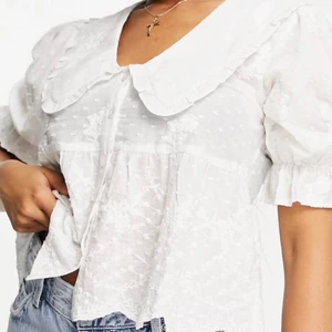 Broderad tunika - Helt ny tröja som jag glömt lämna tillbaka pågrund av fel storlek. Nypris 409 säljer för 200