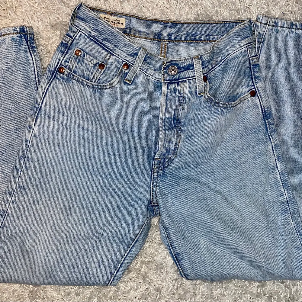 Ett par Levi’s straight 501 i storlek W23 L26 som jag tyvärr vuxit ur. De är i toppskick och har den perfekt ljusblåa tvätten! Ordinarie pris 1000 och säljer för 500 men pris kan diskuteras. Tveka inte att höra av dig vid frågor :) . Jeans & Byxor.