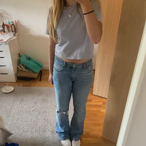 Stickad t shirt  - Lilablå stickad T-shirt från zara. Använd endast fåtal gånger. Jättebra skick. Storlek L men känns mer som S elr M kanske 