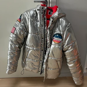 Champion  - Säljer denna ascoola jacka ifrån Champion. Den är använd ett fåtal gånger men har ingen användning av den längre. Tror att det är en limited edition men är osäker.