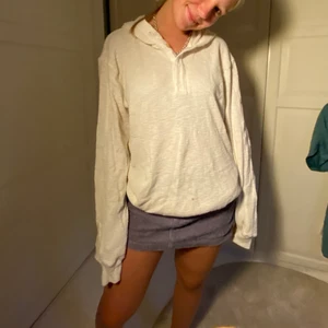 Vit luvtröja - Höstig smuts-vit luvtröja/hoodie. Snyggt rippat tyg. Köpte i Paris. Fint gammalt märke. 