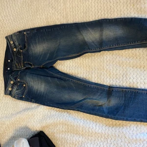 Lågmidjade jeans - Dessa är stretchiga. Passar alla från strl S-M/L. De är lågmidjade o super fina. Skriv för mer info!😍