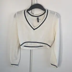 Säljer en vit tröja som bara använts fåtal gånger. Den är något genomskinlig men inget som syns direkt med en vit/beige bh under. Lite magtröjeaktig🤍 Frakt ingår inte i priset🤍
