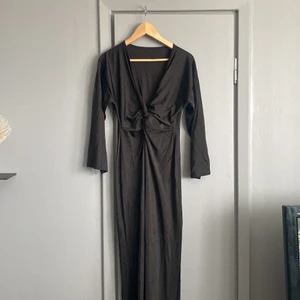 Jumpsuit - Svart jumpsuit men väldigt långa ben. Stl L