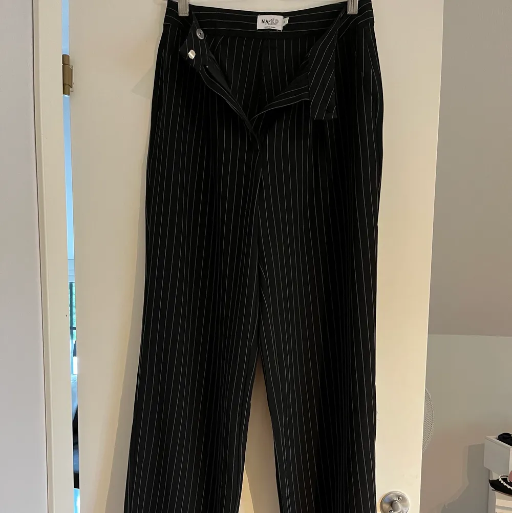 Randiga kostymbyxor från NA-KD. De är i nyskick och knappt använda. Storlek 34. Köparen står för frakten💗. Jeans & Byxor.