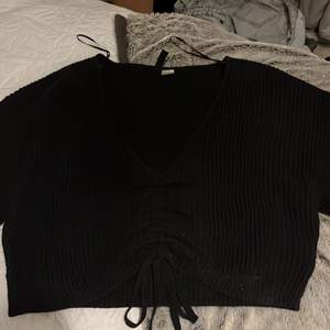En stickad cropad tröja med puffiga ärmar  Nypris 299 kr  Storlek M men passar L också 