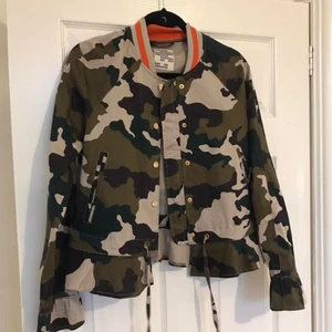 Militär Jacka från baum und pferdgarten  - Militär Jacka från baum und pferdgarten i storlek S/M (nypris ca 3200 kr)💚 