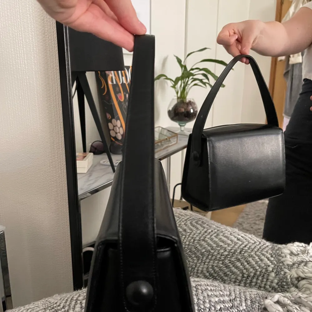 Ganska basic svart handväska, väldigt mycket utrymme, jättebra att ha med på stan. Säljer då jag inte använder. . Väskor.