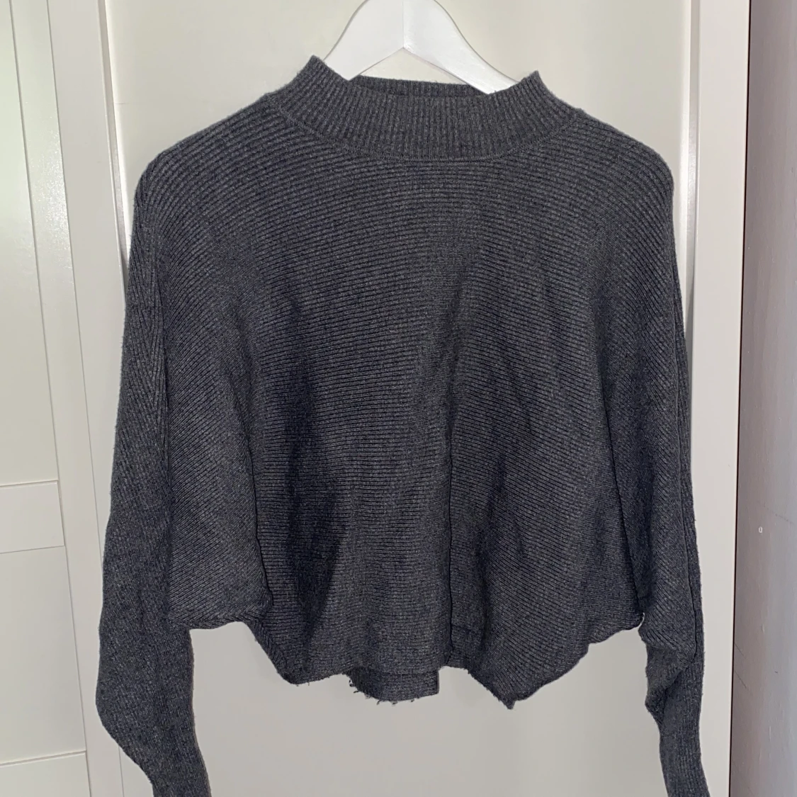 Grå stickad tröja  - 90