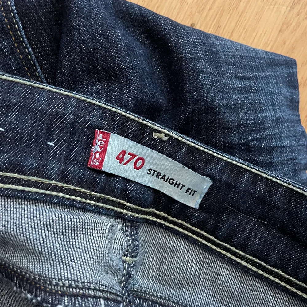 Lågmidjade raka levis jeans. Storlek 27x34 (dock små i storleken och längden är perfekt för mig som är 160 cm. Köparen står för frakt, kan även mötas i Stockholm 💓 första bilden blev lite suddig, skriv om du önskar bättre bild . Jeans & Byxor.