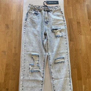Whitefoxboutique boyfriend jeans - Boyfriend jeans köpta på Whitefoxboutique, australiensk webbshopp. Snyggaste tvätten på jeans jag sett (ljusblå), kan dock inte använda dem då dem är för små därav säljer jag dem. Aldrig använda! 