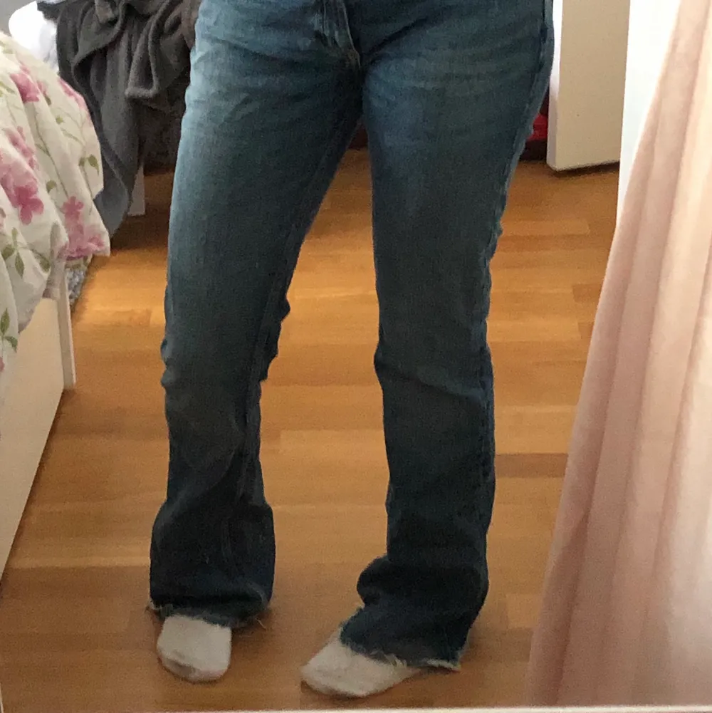 Snygga lågmidjade jeans från zara. Avklippta så att de passar mig som är 160 cm 😊💕 Nypris: 399. Jeans & Byxor.