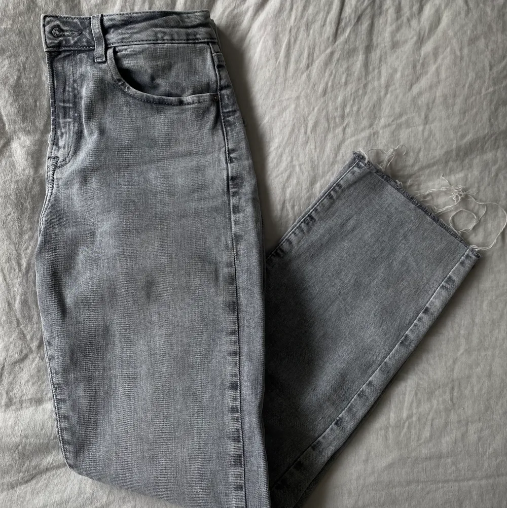 Jättesnygga midwaist flaire jeans från Zara. Jättesjuka i materialet och sjukt bekväma!! 💥. Jeans & Byxor.