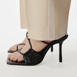 Zara klackskor - Jättesnygga utsålda klackar från zara! Tyvärr lite slitna på klacken som syns på sista bilden, men köpta för 559 kr 🥰