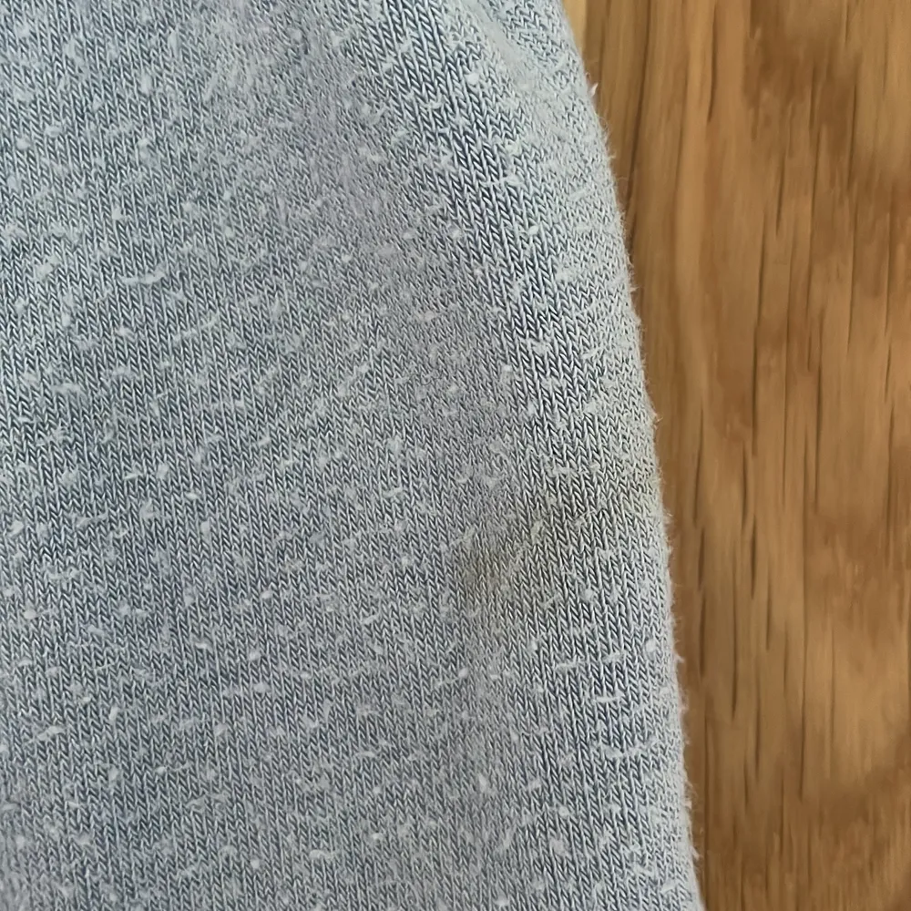 Jättefin ljusblå tröja med tryck, som tyvärr är för liten för mig. Den har en liten fläck som knappast syns på ryggen. 💓. Tröjor & Koftor.