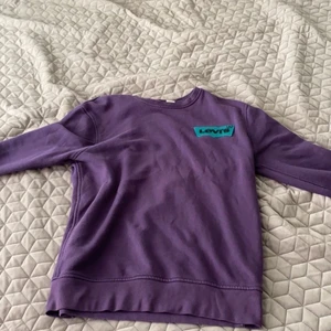 Levis vintage sweatshirt - En vintage Levis sweatshirt köpt på Carlings. Tröjan säljs då den inte kommit till någon användning. Använd max 5 gånger  Storleken är L