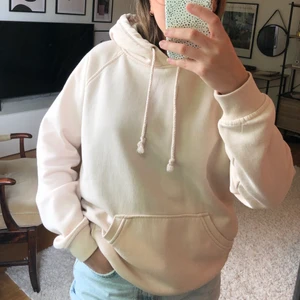Beige hoodie - Beige hoodie/luvtröja från BikBok. Storlek S men skulle säga att den är lite oversized i modellen. Köparen står för frakten.