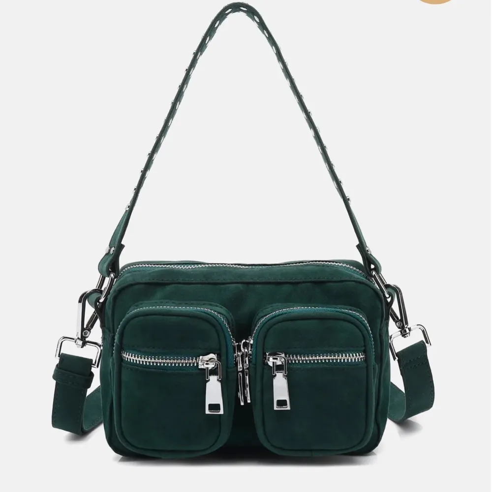 En helt oanvänd grön noella väska ( mocka ) köpt för 650 säljer för 400kr . Väskor.