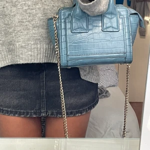 Trendig väska - jättefin väska från Zara perfekt nu till sommaren, knappt använd💓💓