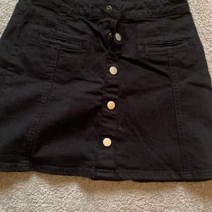 En jätte fin jeans kjol tyvärr lite liten för mig, kommer från Lindex och är i storlek 170. Kan även skickas