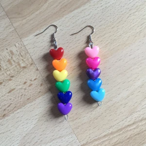 Pride örhängen - Örhängen inspirerade av prideflaggor! Skriv till mig vilken prideflagga du vill ha och vilka pärlor jag ska använda, frakten blir 15kr🏳️‍🌈✨