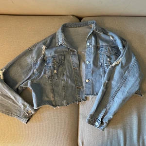 Jeans jacka i storlek M - Superfin cropad jeansjacka som är i storlek L men skulle säga att den passar mer en M om man vill ha den som oversized. Knappt använd.  Finns att hämta i Järfälla och postar även. Köparen står för frakten 🌺