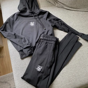 Siksilk mjukisset - Mjukisset/tracksuit ”zonal” från Siksilk i svart. Köpt från Zalando men har endast testat. Aldrig kommit till användning så är som nytt. Plaggen för sig kostar 579kr.  I storlek 34. Bilderna med modellen är för visa hur det ser ut på.