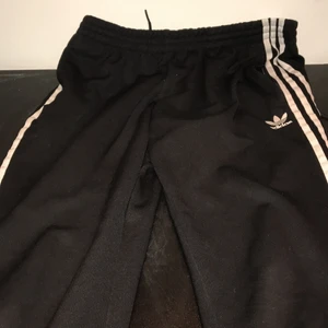 Adidas byxor strl L - Ett par oanvända adidas byxor som bara legat.