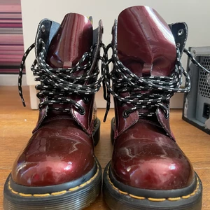 Dr Martens AirWair 1460 Cherry - Nästintill nya Dr.Martens, har inte gått in dom utan bara använt dom 3-4ggr under kortare stunder.  De är inköpta för 2000kr men eftersom kvitto, orginalsnören och låda saknas så går jag ner i pris.  De har blivit vaxade 2ggr så lädret är i fint skick :) 