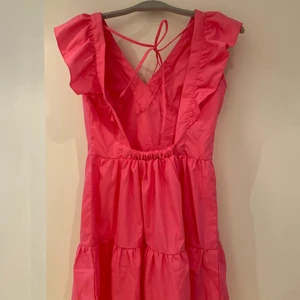 Sommarklänning  - Så söt somrig klänning med öppen rygg!!💕  Säljer eftersom att det inte kommer till användning 🥹