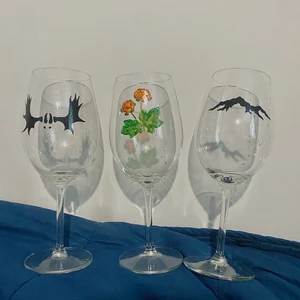 Vinglas - Vinglas med motiv från Jämtland. Glasen diskas förhand och är endast använda ett fåtal gånger. Är köpt ifrån ett UF företag som inte längre tillverkar dessa glas - alltså limited edition!! 😄😄 Säljer helst glasen tillsammans.