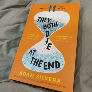 They Both Die At The End av Adam Silvera - Boken är på engelska! Inga skador eller broken spine. Köpt på akademibokhandeln för 169 kr. Jag har strukit under quotes i boken/ markerat meningar (se andra bilden). Skriv gärna om du har frågor! 💗 Obs! Möts endast upp, fraktar ej.