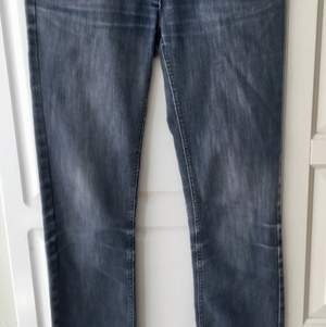 Halv slitna D&G jeans, färg grå blå,