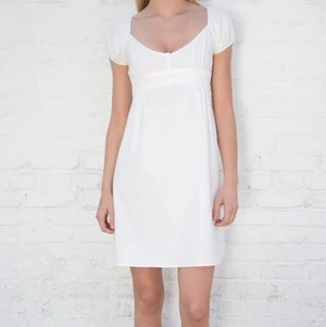 Brandy klänning  - Super fin brandy Melville ”milk maid” klänning som är slutsåld. Har sytt upp den några cm, är 164