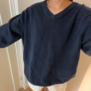 Stickad tröja - Mörk blå skön stickad tröja! Köpt secondhand💕