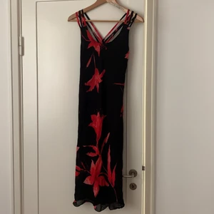 Vintage midiklänning, M - En vintage klänning i bra skick. Passar en storlek M, kanske S. 