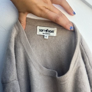 Oanvänd unik soft goat tröja - Säljer denna beiga fina soft goat tröja perfekt för sommarn. Den är oanvänd och inte nopprig alls. Inga defekter. Den har även en unik rygg med en liten öppning. Priset jag köpte för 1500kr