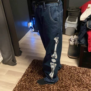 skelettbyxor - modellen är 167cm