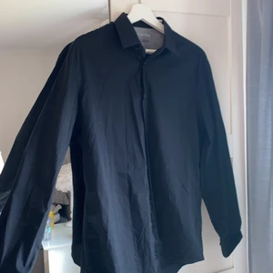 Svart skjorta  - Svart vanlig skjorta❤️ Det är en herr modell men jag har använt den!! Fin kvalite!!!