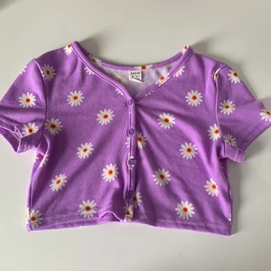 En T-shirts från SHEIN (magtröja) - Säljer denna T-shirts då den inte är min stil längre bra skick har använt den 3 gånger typ är i st 152 11-12 åringar. Köpte den för 39/40kr vet inte riktigt.