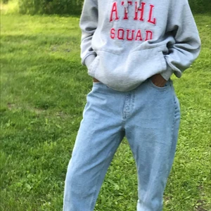 Ljus blåa jeans från H&M - Dom är byggy passar i allt och är väldigt bra om du inte har nånting att ta på dig och du vill ha nånting lätt så är dom bra. 
